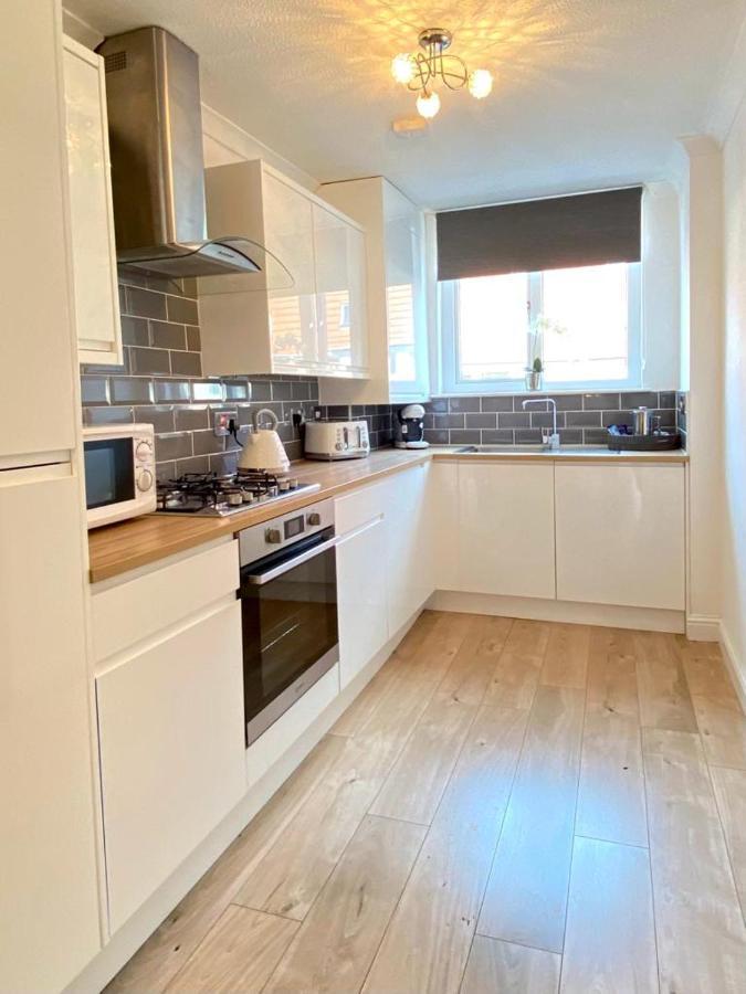 3 Bedroom - 2 Bathroom Townhouse In Corstorphine Near Murrayfield Stadium - Direct Bus To Edinburgh City Centre In 20 Minutes - Two Private Parking Spaces - Private Sunny Garden - Recently Refurbished ภายนอก รูปภาพ