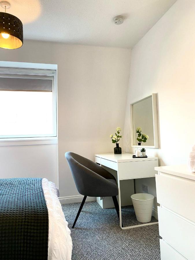 3 Bedroom - 2 Bathroom Townhouse In Corstorphine Near Murrayfield Stadium - Direct Bus To Edinburgh City Centre In 20 Minutes - Two Private Parking Spaces - Private Sunny Garden - Recently Refurbished ภายนอก รูปภาพ