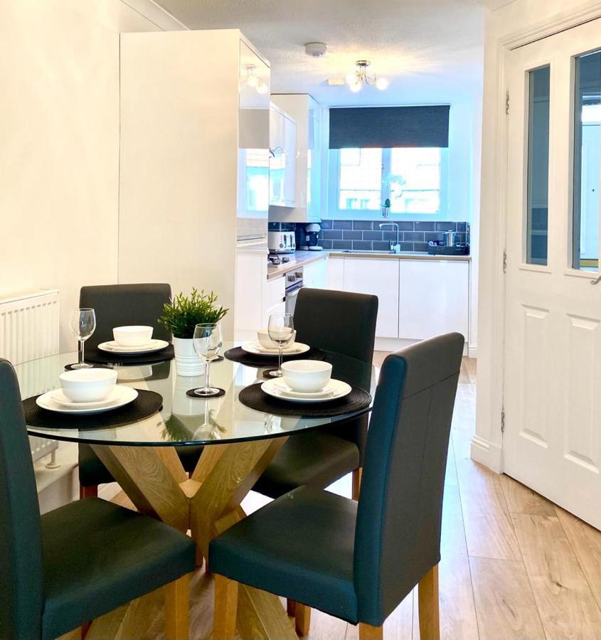 3 Bedroom - 2 Bathroom Townhouse In Corstorphine Near Murrayfield Stadium - Direct Bus To Edinburgh City Centre In 20 Minutes - Two Private Parking Spaces - Private Sunny Garden - Recently Refurbished ภายนอก รูปภาพ