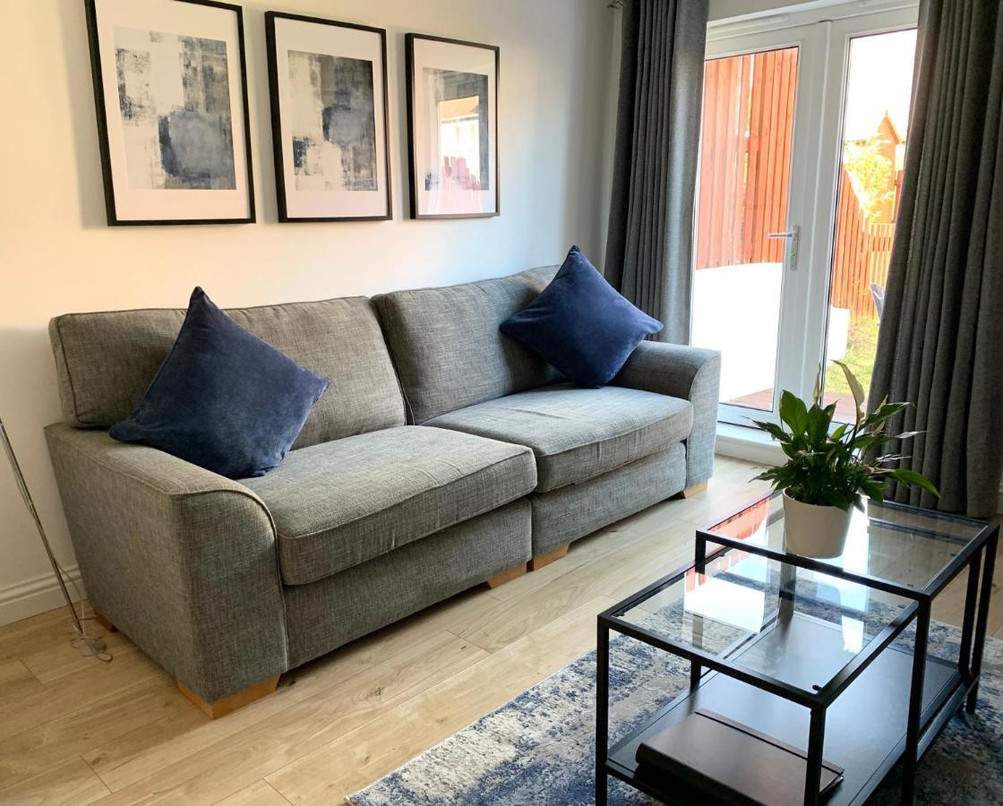 3 Bedroom - 2 Bathroom Townhouse In Corstorphine Near Murrayfield Stadium - Direct Bus To Edinburgh City Centre In 20 Minutes - Two Private Parking Spaces - Private Sunny Garden - Recently Refurbished ภายนอก รูปภาพ
