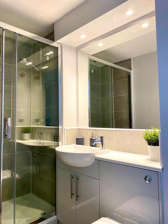 3 Bedroom - 2 Bathroom Townhouse In Corstorphine Near Murrayfield Stadium - Direct Bus To Edinburgh City Centre In 20 Minutes - Two Private Parking Spaces - Private Sunny Garden - Recently Refurbished ภายนอก รูปภาพ