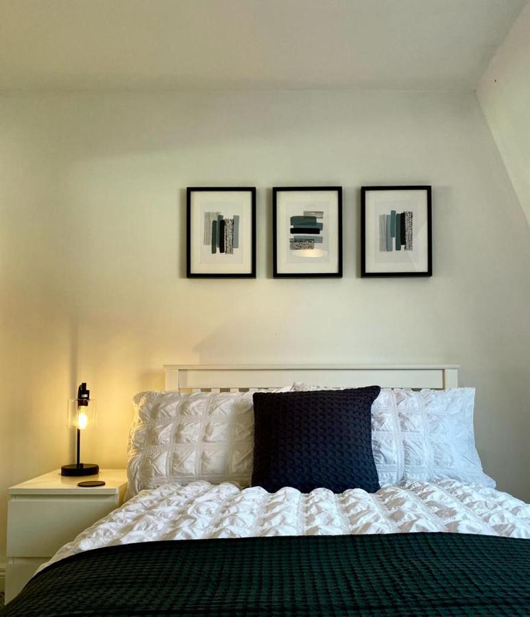 3 Bedroom - 2 Bathroom Townhouse In Corstorphine Near Murrayfield Stadium - Direct Bus To Edinburgh City Centre In 20 Minutes - Two Private Parking Spaces - Private Sunny Garden - Recently Refurbished ภายนอก รูปภาพ