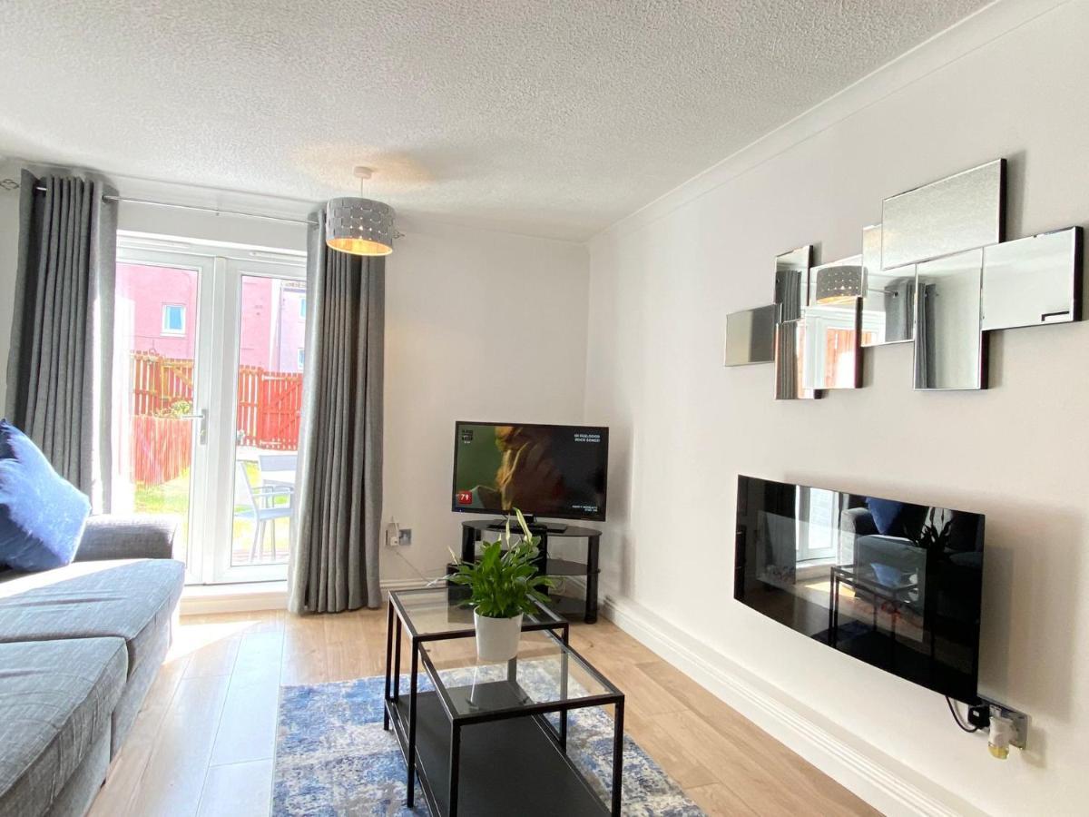 3 Bedroom - 2 Bathroom Townhouse In Corstorphine Near Murrayfield Stadium - Direct Bus To Edinburgh City Centre In 20 Minutes - Two Private Parking Spaces - Private Sunny Garden - Recently Refurbished ภายนอก รูปภาพ