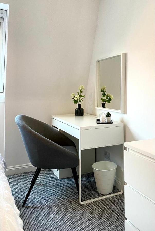 3 Bedroom - 2 Bathroom Townhouse In Corstorphine Near Murrayfield Stadium - Direct Bus To Edinburgh City Centre In 20 Minutes - Two Private Parking Spaces - Private Sunny Garden - Recently Refurbished ภายนอก รูปภาพ