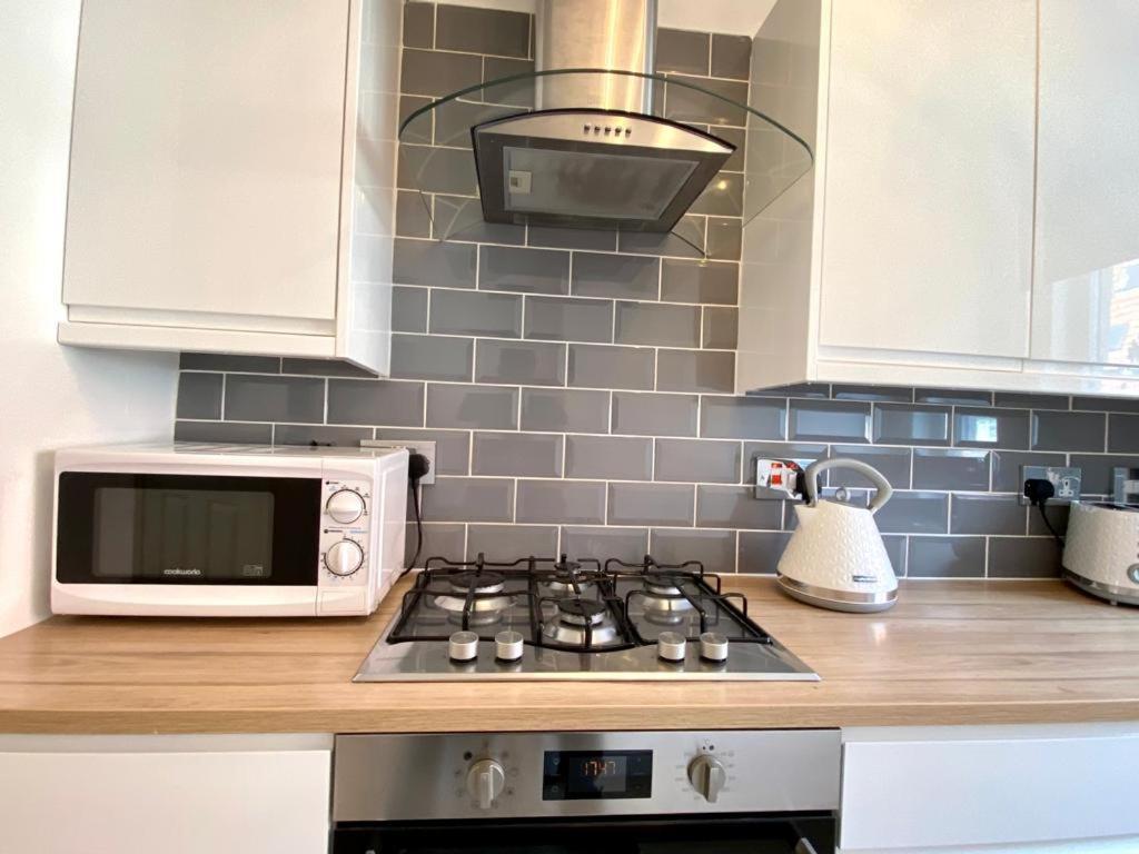 3 Bedroom - 2 Bathroom Townhouse In Corstorphine Near Murrayfield Stadium - Direct Bus To Edinburgh City Centre In 20 Minutes - Two Private Parking Spaces - Private Sunny Garden - Recently Refurbished ภายนอก รูปภาพ