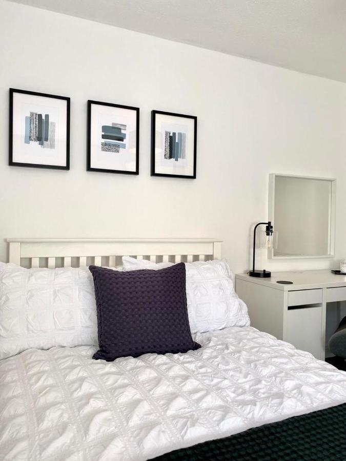 3 Bedroom - 2 Bathroom Townhouse In Corstorphine Near Murrayfield Stadium - Direct Bus To Edinburgh City Centre In 20 Minutes - Two Private Parking Spaces - Private Sunny Garden - Recently Refurbished ภายนอก รูปภาพ