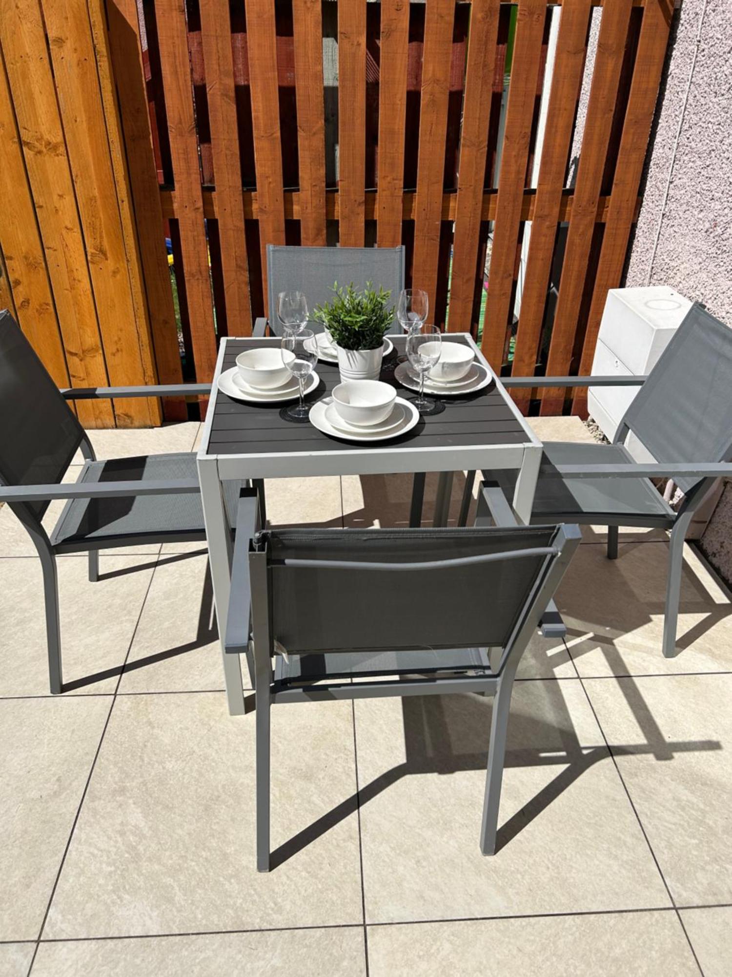 3 Bedroom - 2 Bathroom Townhouse In Corstorphine Near Murrayfield Stadium - Direct Bus To Edinburgh City Centre In 20 Minutes - Two Private Parking Spaces - Private Sunny Garden - Recently Refurbished ภายนอก รูปภาพ