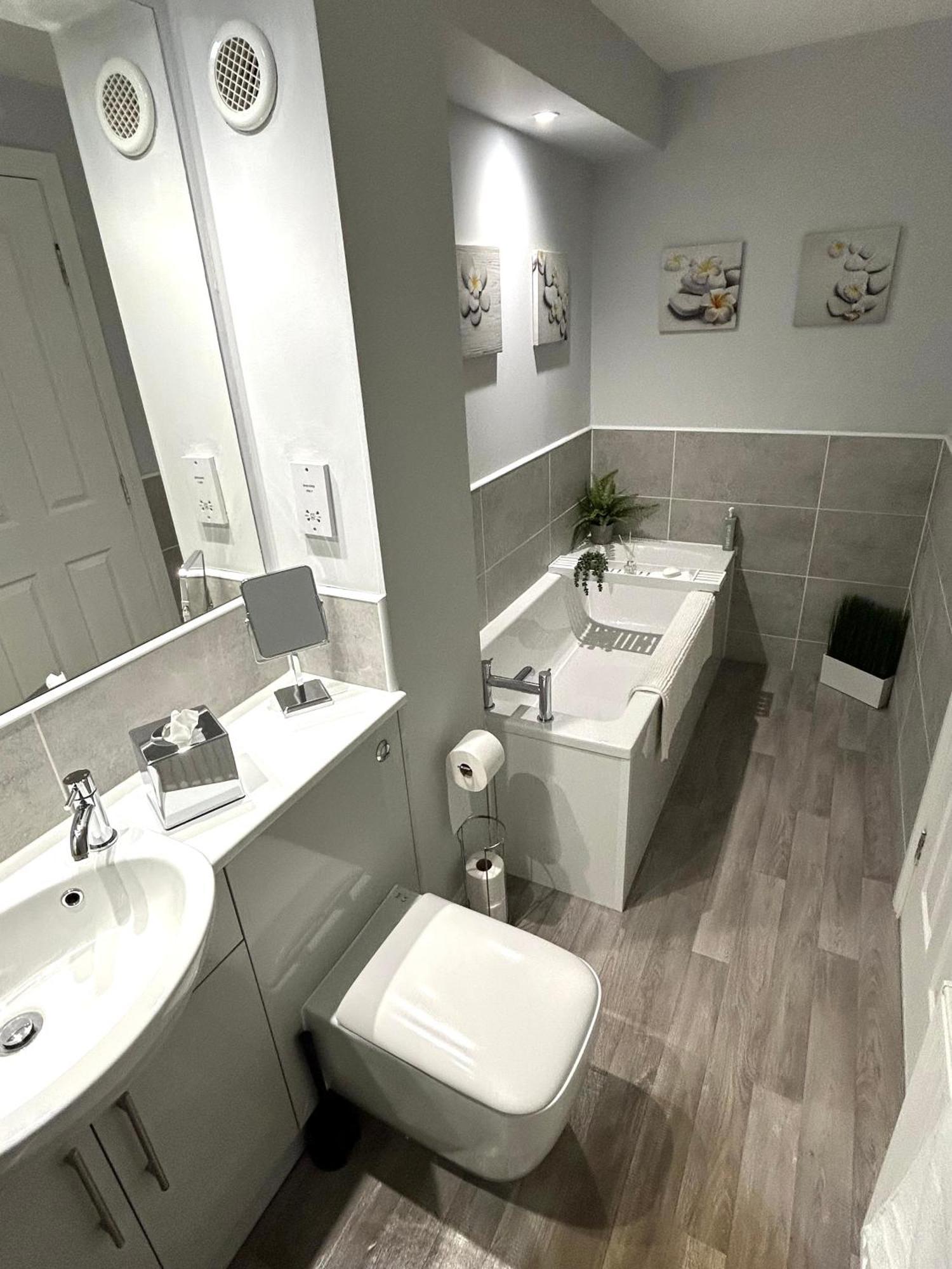 3 Bedroom - 2 Bathroom Townhouse In Corstorphine Near Murrayfield Stadium - Direct Bus To Edinburgh City Centre In 20 Minutes - Two Private Parking Spaces - Private Sunny Garden - Recently Refurbished ภายนอก รูปภาพ