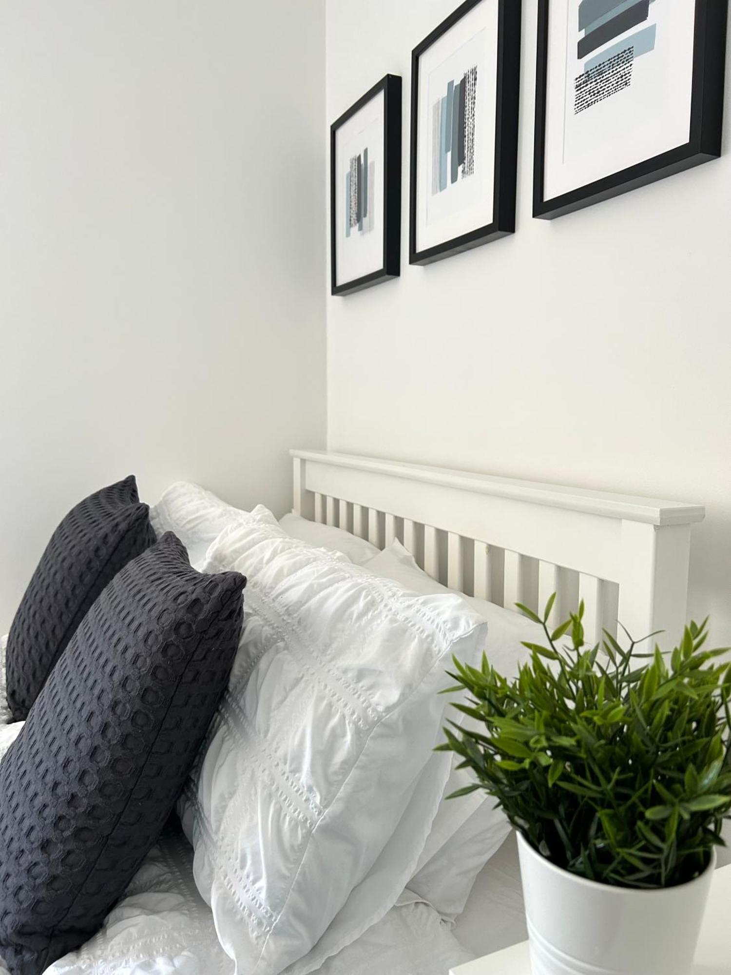 3 Bedroom - 2 Bathroom Townhouse In Corstorphine Near Murrayfield Stadium - Direct Bus To Edinburgh City Centre In 20 Minutes - Two Private Parking Spaces - Private Sunny Garden - Recently Refurbished ภายนอก รูปภาพ
