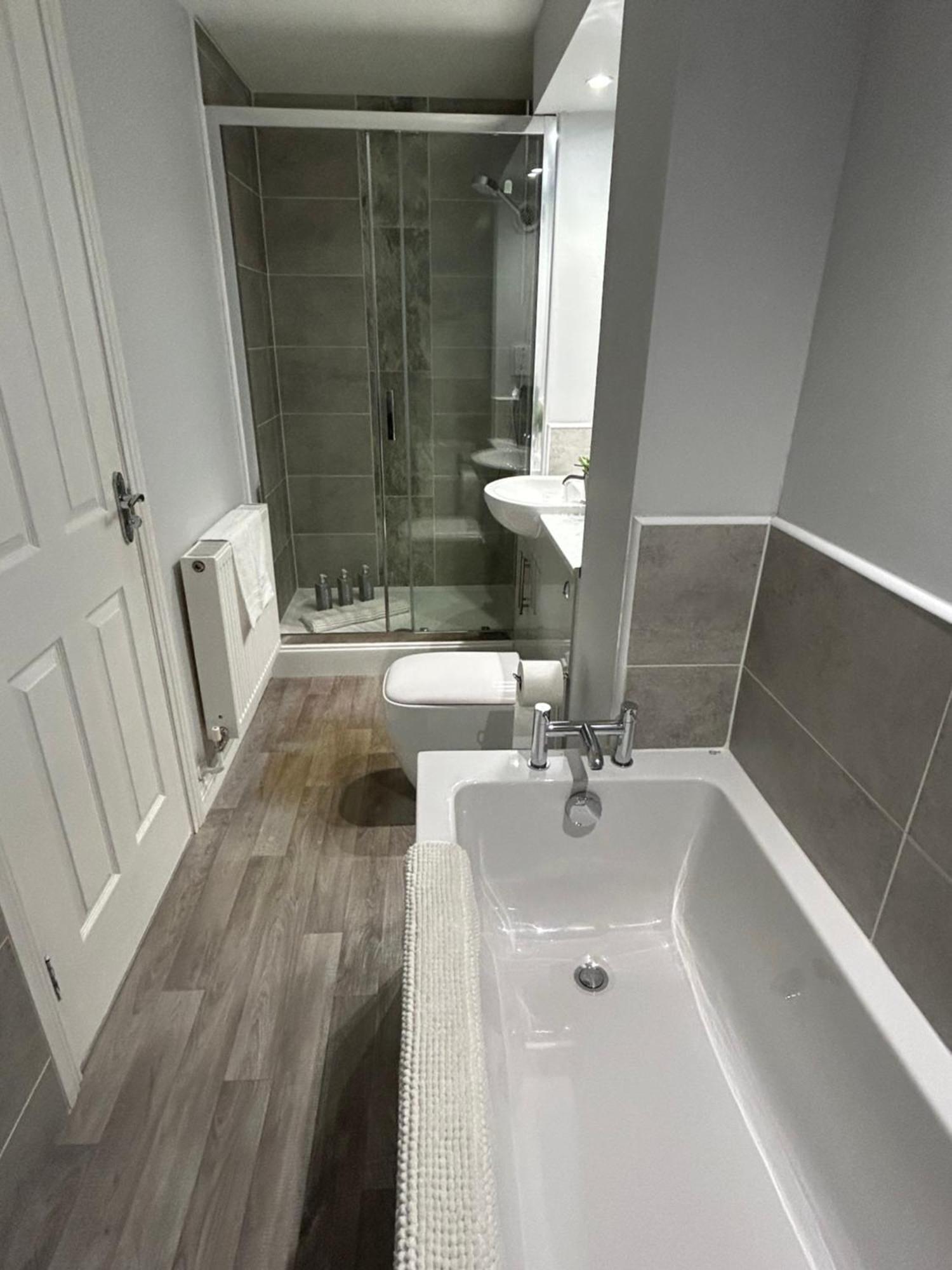 3 Bedroom - 2 Bathroom Townhouse In Corstorphine Near Murrayfield Stadium - Direct Bus To Edinburgh City Centre In 20 Minutes - Two Private Parking Spaces - Private Sunny Garden - Recently Refurbished ภายนอก รูปภาพ